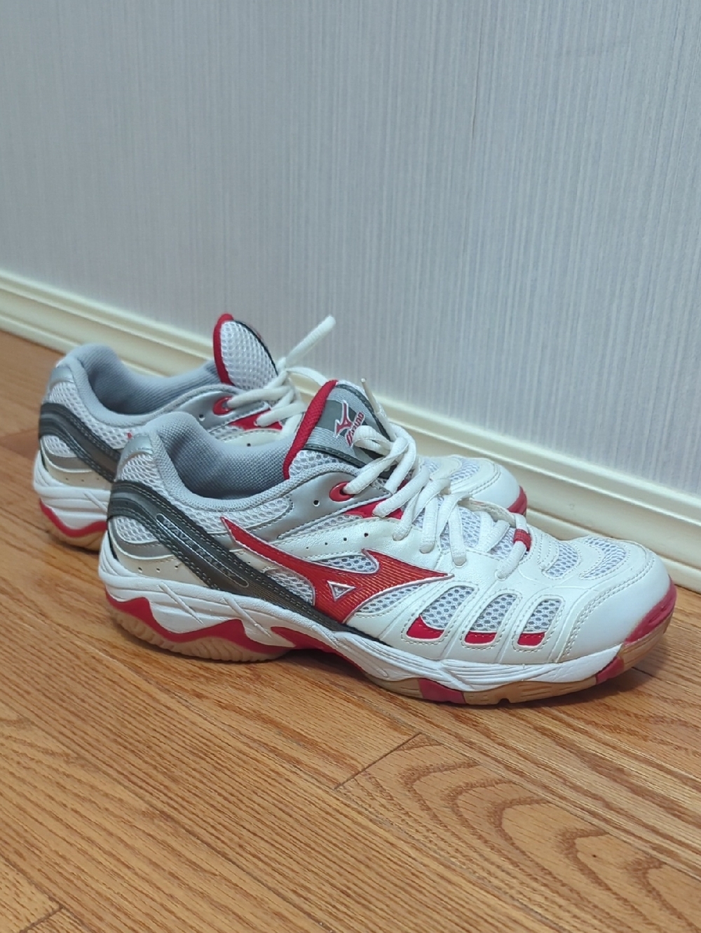Mizuno White Red Gray Athletic Shoes